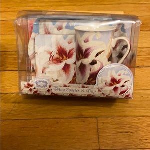 Mug set Brand new ( plastic is a little broken)